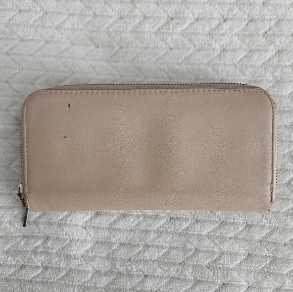 a new day Handbags - 🖤3/$15 A New Day Wallet